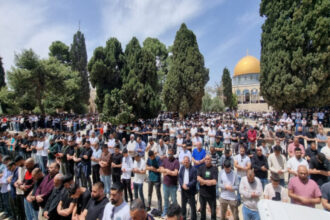 65 ألفا يؤدون صلاة الجمعة في المسجد الأقصى
