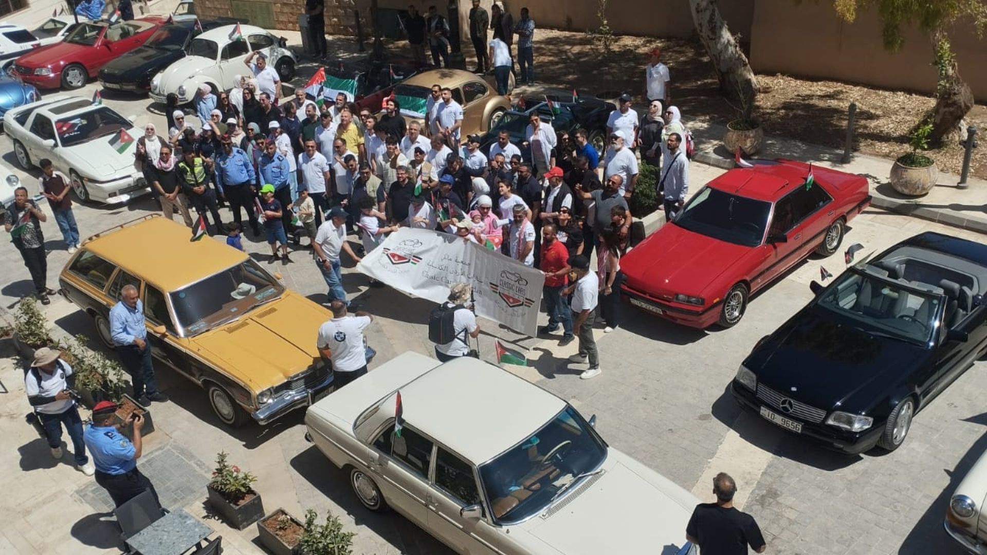صورة حول : مسيرة سيارات كلاسيكية احتفاءً بالمناسبات الوطنية بمادبا مسيرة سيارات كلاسيكية احتفاءً بالمناسبات الوطنية بمادبا