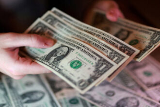 الدولار يستقر وسط ترقب تطورات الشرق الأوسط وبيانات الوظائف الأميركية