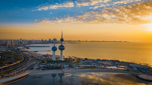 الكويت تعلن تفعيل خطة الطوارئ بعد استهداف مطار الكويت الدولي