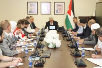 وزير النقل يبحث مع "النقل السياحي" واقع القطاع والتحديات التشغيلية