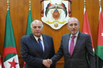 وزير الخارجية يجري مباحثات موسعة مع نظيره الجزائري