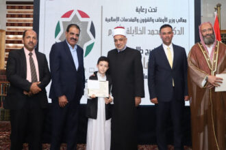وزير الأوقاف يكرم أوائل خريجي مبادرة "حفاظ التنزيل" في الزرقاء