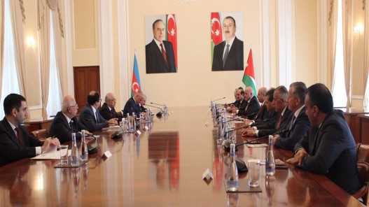 صورة حول : رئيس مجلس النواب يلتقي رئيس الوزراء الأذربيجاني رئيس مجلس النواب يلتقي رئيس الوزراء الأذربيجاني
