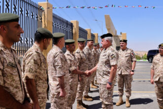 الحنيطي يدشن المرحلة الأولى من برنامج الشراء الإلكتروني العسكري