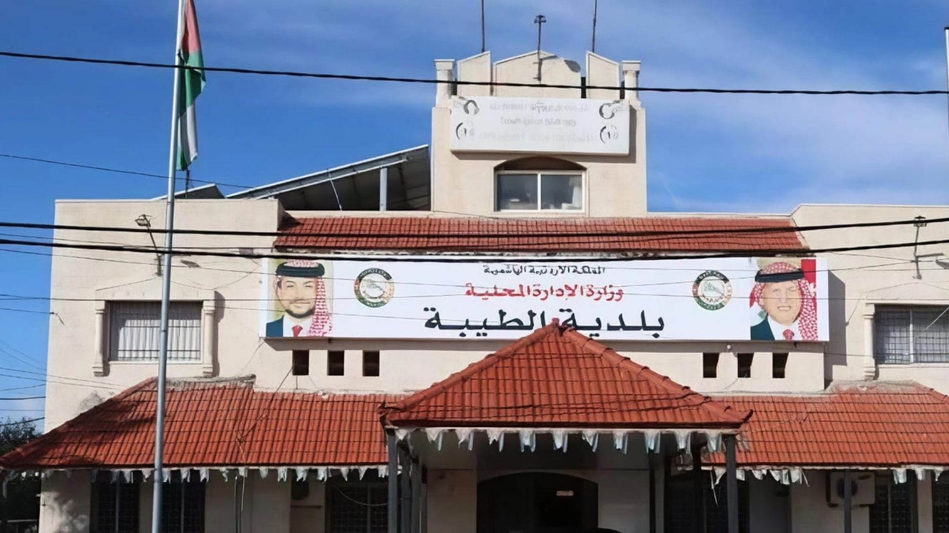 بلدية الطيبة تنفذ حملة بيئية في "دير السعنة"