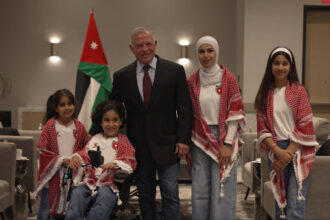 الملك يلتقي الطفل شهم في تكساس ويدعوه لحضور مباراة النشامى أمام الأرجنتين