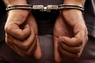 رئيس الوزراء العراقي يقود حملة لملاحقة متهمين بملفات فساد واعتقال ٤٧ شخص بينهم نواب