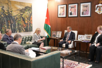 رئيس الوزراء يبحث مع البنك الدولي تعزيز الشراكة ودعم مشاريع التنمية في الأردن
