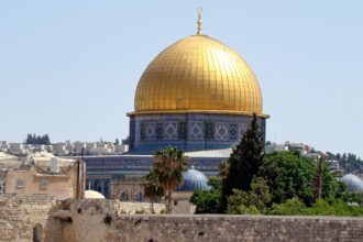 مستوطنون يقتحمون الأقصى ويحرقون ممتلكات فلسطينية بالضفة.. والاحتلال يعتقل 19 فلسطينياً