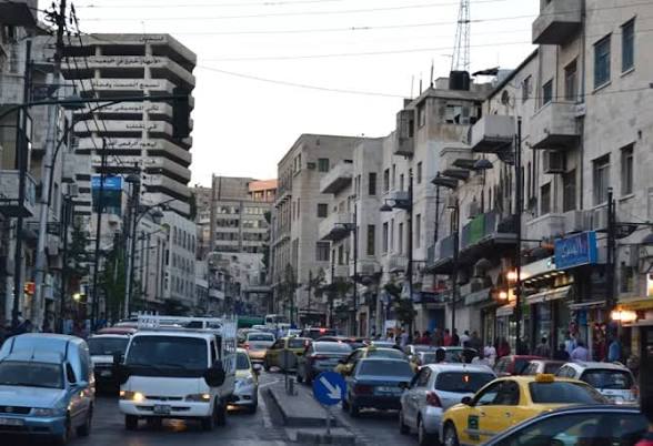 مواطن وزوجته يفترشان الرصيف في وسط البلد بعمان.. وأسئلة حول دور الحماية الاجتماعية