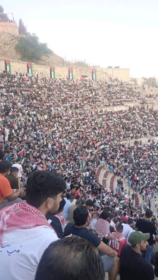 من عمان الى امريكا.. حضور جماهيري كبير في الساحة الهاشمية لمؤازرة النشامى أمام النمسا (صورة)