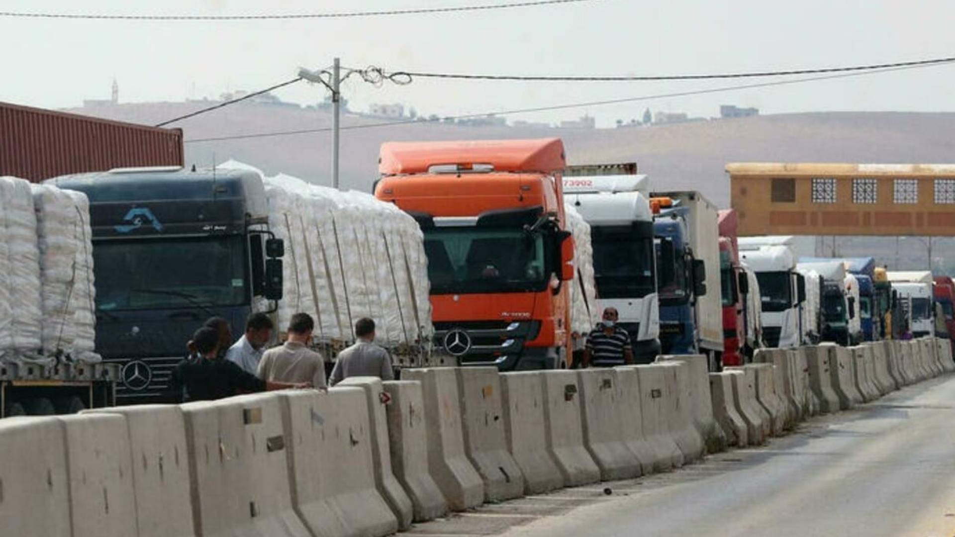 سائقو شاحنات يتهمون صاحب شركة نقل بالاحتيال على مستحقات تبلغ 8 آلاف دينار بعد نقل بضائع إلى سوريا