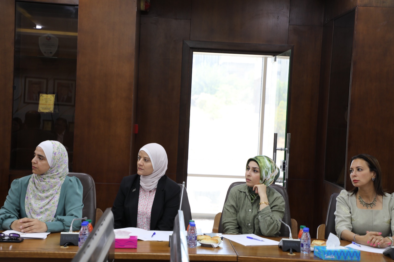 وزير الشؤون السياسية والبرلمانية يلتقي عدد من مراكز الدراسات في الجامعات الأردنية