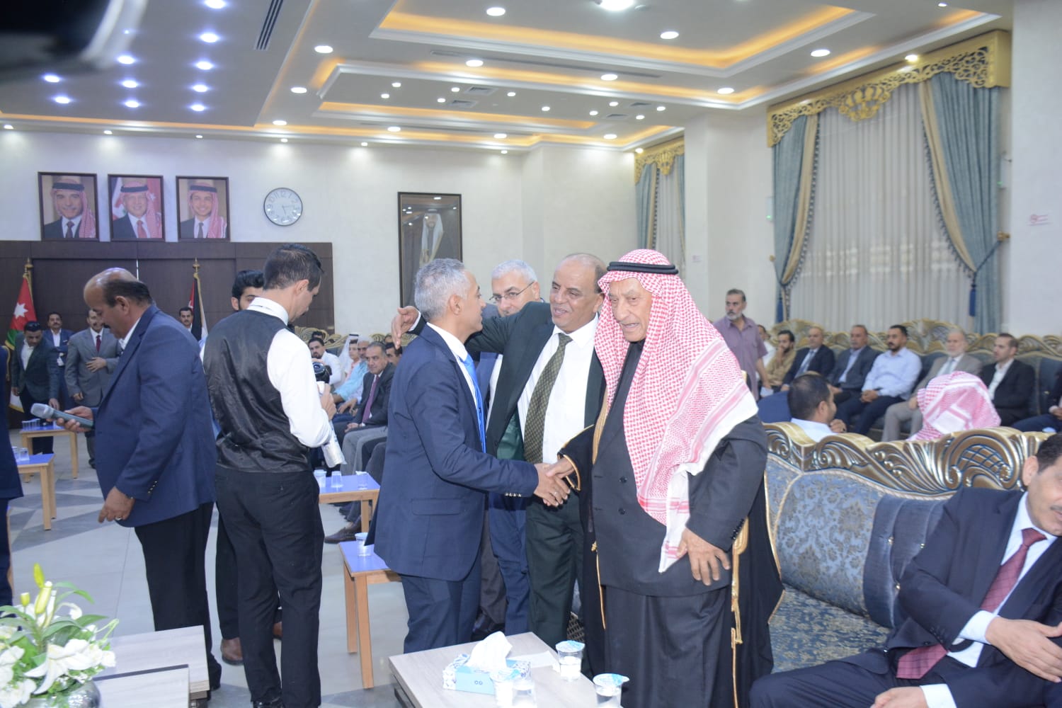 العدوان والعموش نسايب …… العدوان طلب والقلاب أعطى