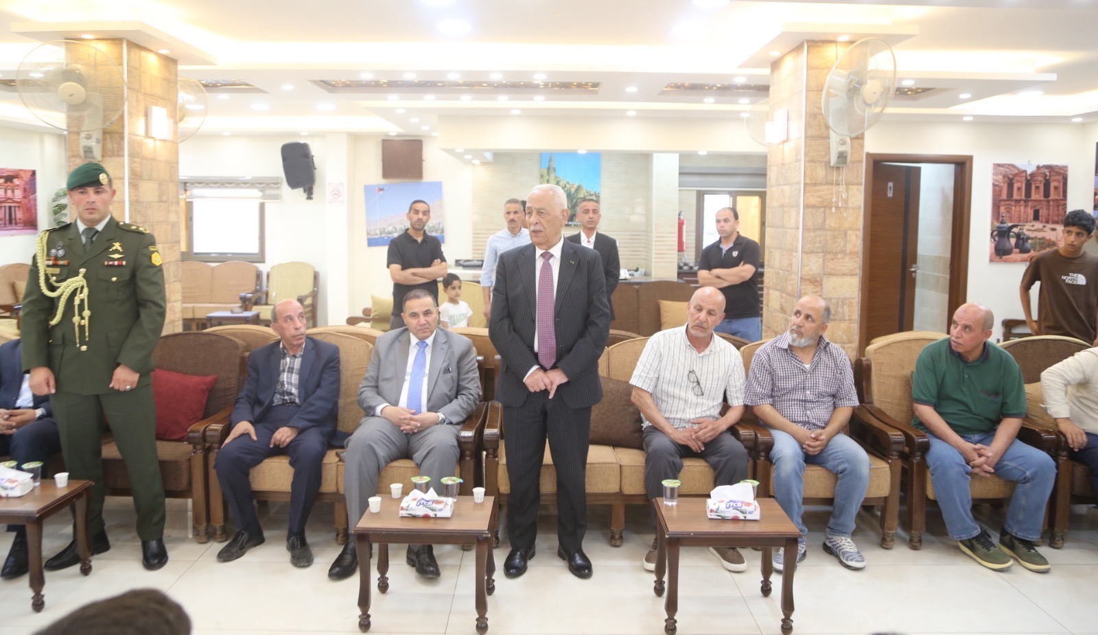 مندوبا عن الملك وولي العهد.. العيسوي يعزي عشائر الرواد والشورة والشراب
