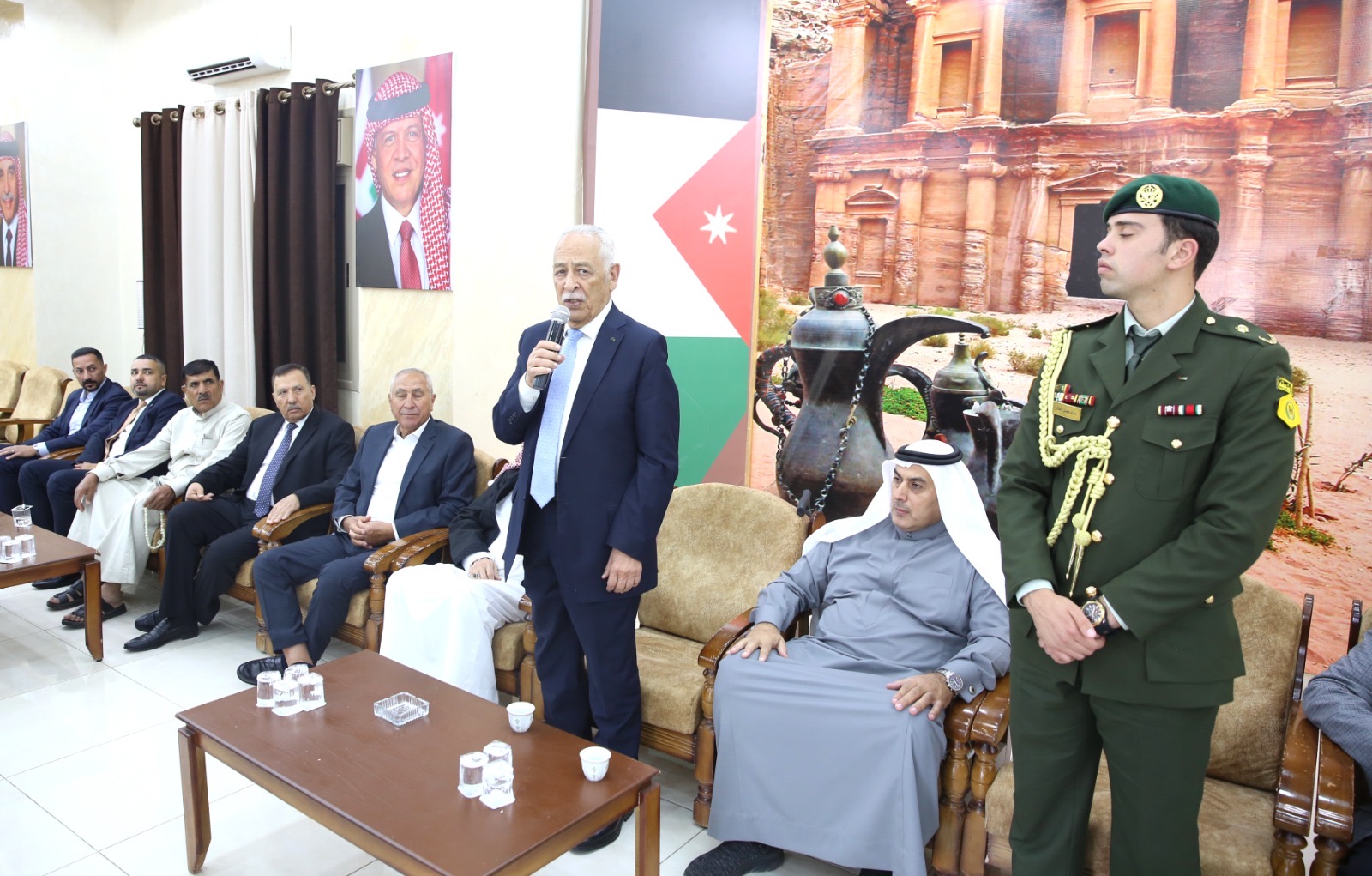 مندوبا عن الملك وولي العهد.. العيسوي يعزي الحراحشة وبني سعيد