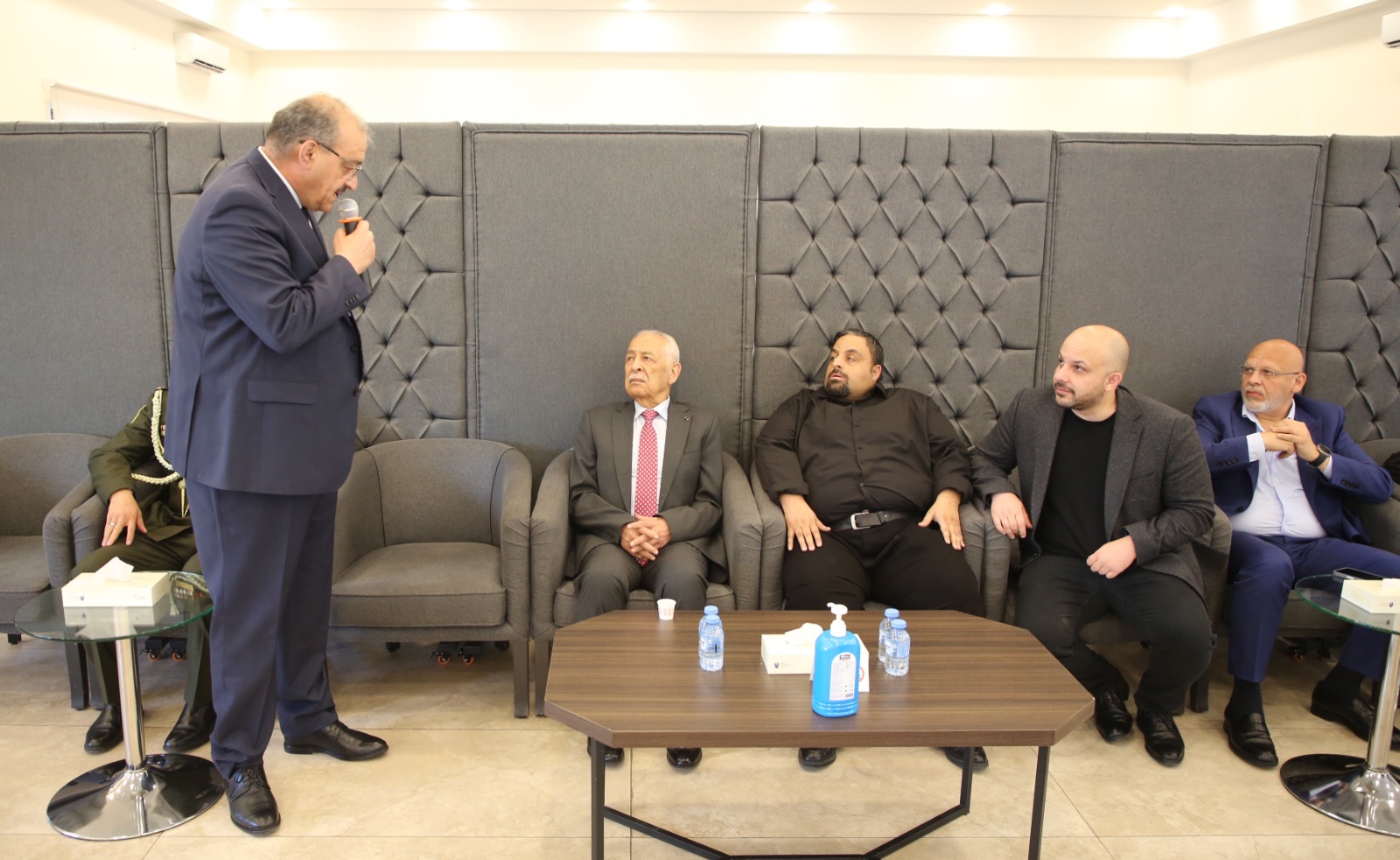 مندوبا عن الملك وولي العهد.. العيسوي يعزي عشائر العوران والحلالمة والسعود