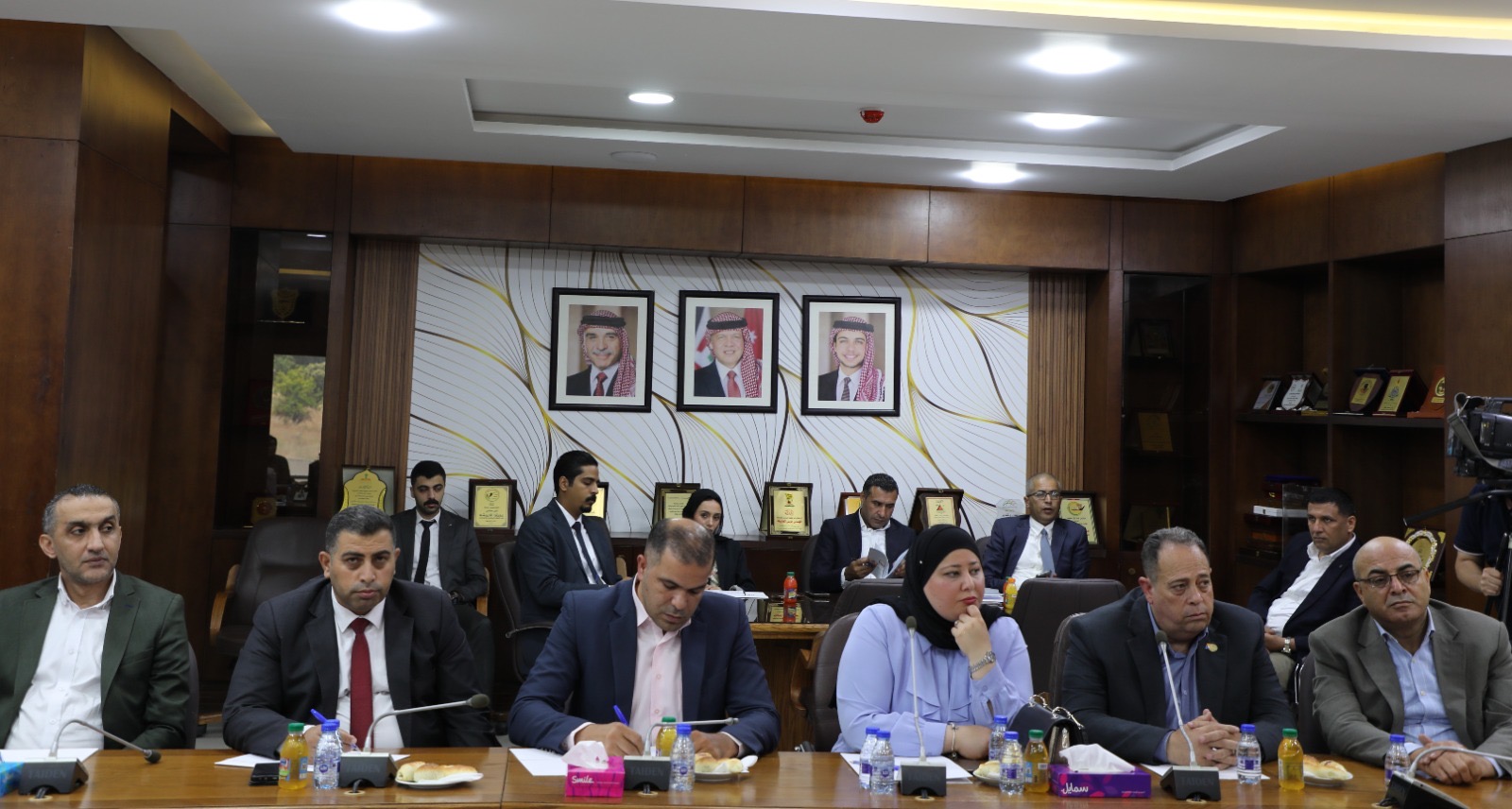 وزير الشؤون السياسية والبرلمانية يلتقي عدد من مراكز الدراسات في الجامعات الأردنية
