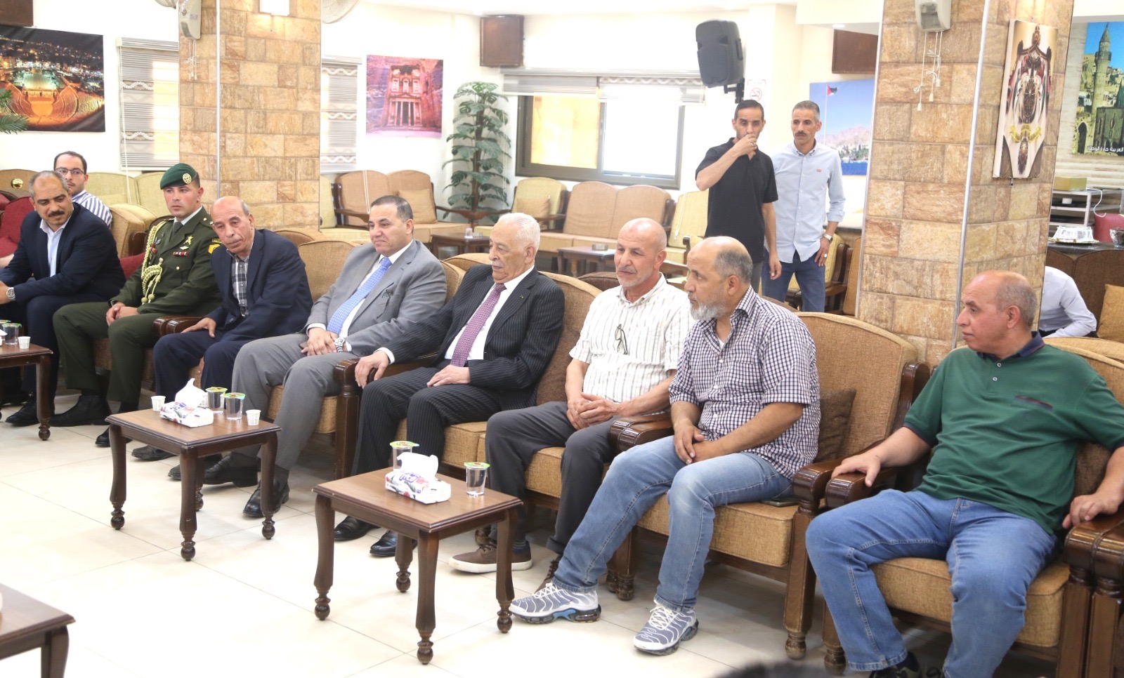 مندوبا عن الملك وولي العهد.. العيسوي يعزي عشائر الرواد والشورة والشراب