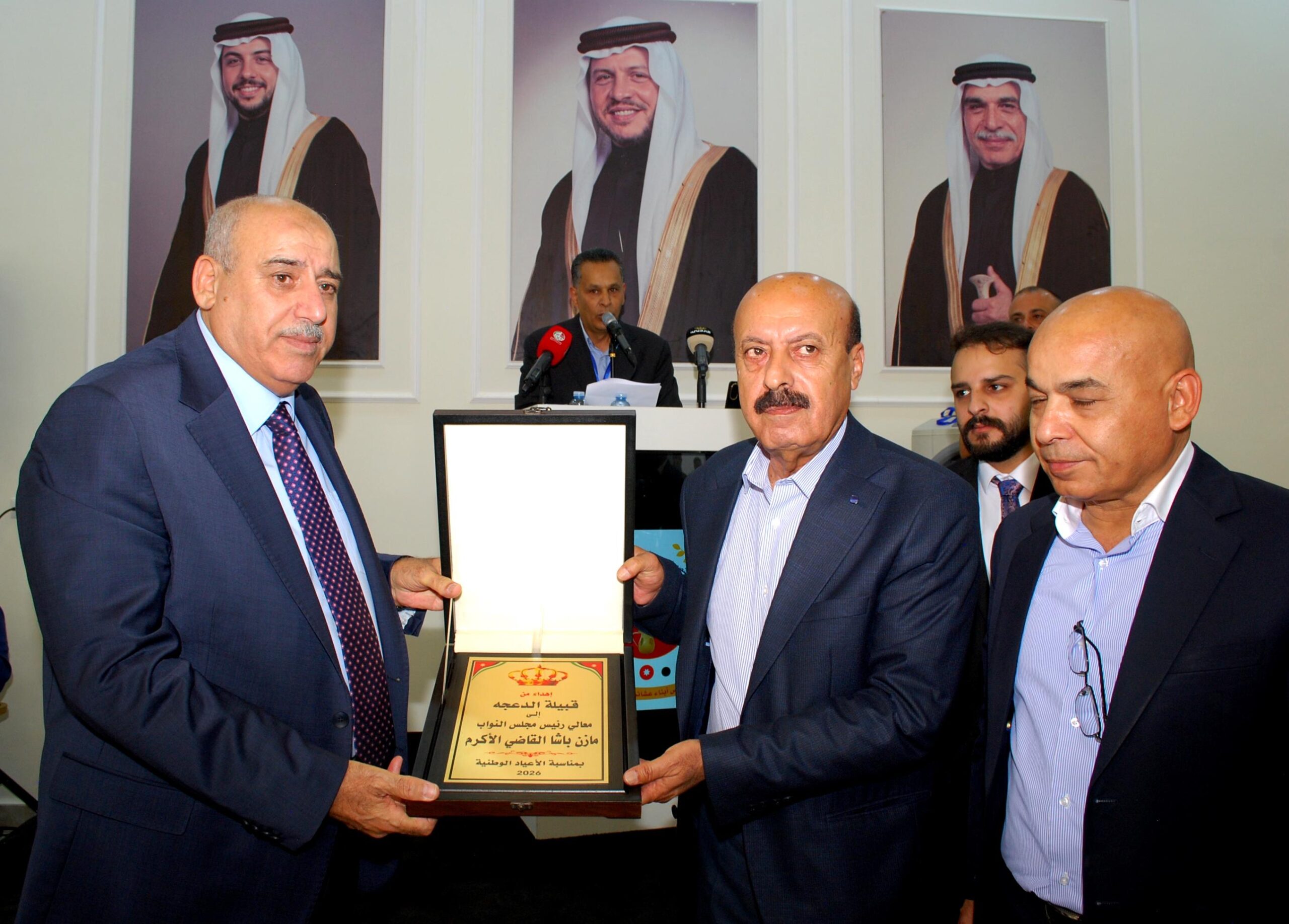 صورة حول : رئيس النواب يشارك عشائر الدعجة الاحتفال بالأعياد الوطنية رئيس النواب يشارك عشائر الدعجة الاحتفال بالأعياد الوطنية