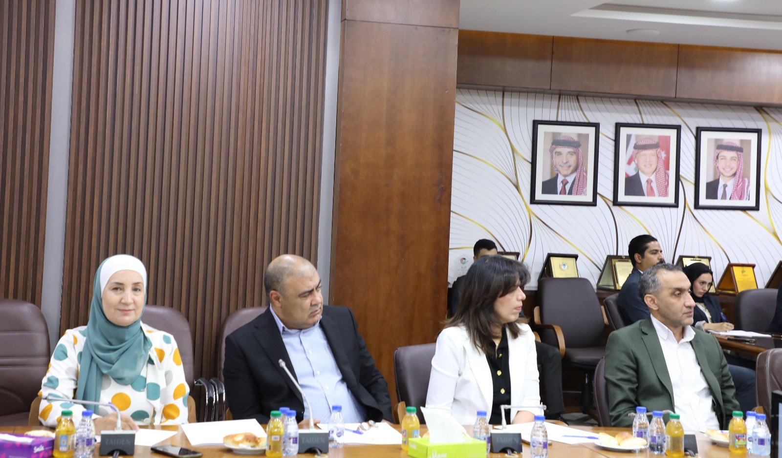 وزير الشؤون السياسية والبرلمانية يلتقي عدد من مراكز الدراسات في الجامعات الأردنية