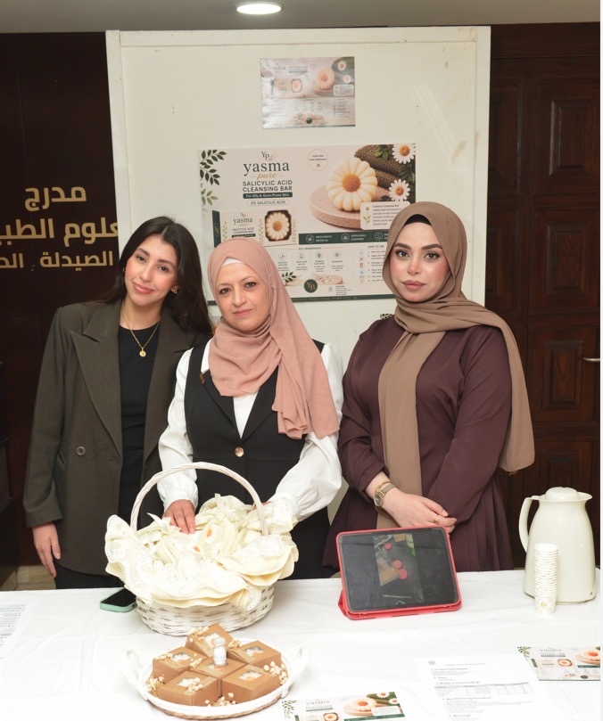 كلية الصيدلة والعلوم الطبية في جامعة البترا تنظم معرض مشاريع التركيبات الصيدلانية
