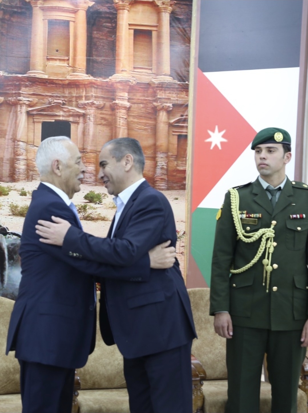 صورة حول : مندوبا عن الملك وولي العهد.. العيسوي يعزي الحراحشة وبني سعيد مندوبا عن الملك وولي العهد.. العيسوي يعزي الحراحشة وبني سعيد