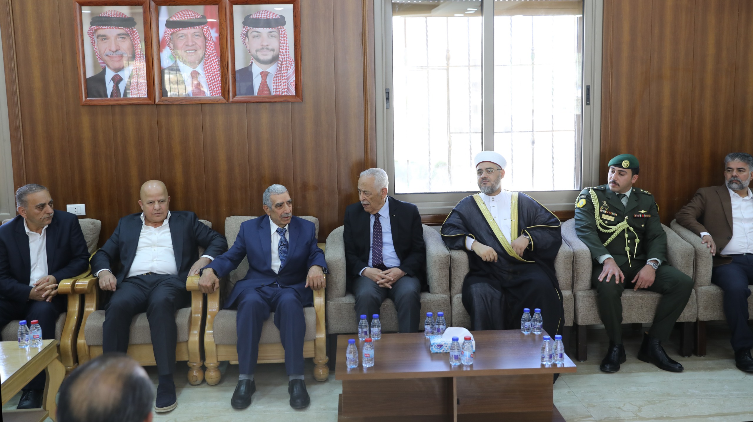 صورة حول : مندوبا عن الملك وولي العهد.. العيسوي يعزي عشيرة الخشاشنة مندوبا عن الملك وولي العهد.. العيسوي يعزي عشيرة الخشاشنة