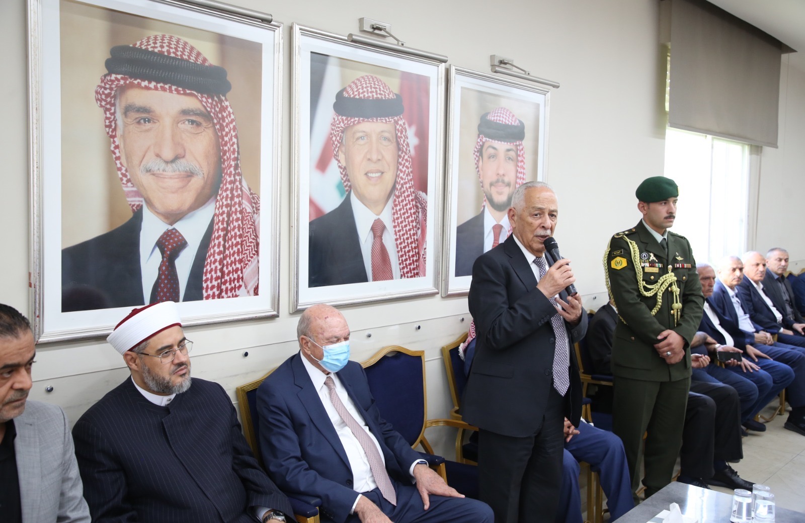 مندوبا عن الملك وولي العهد.. العيسوي يعزي الصرايرة والديك