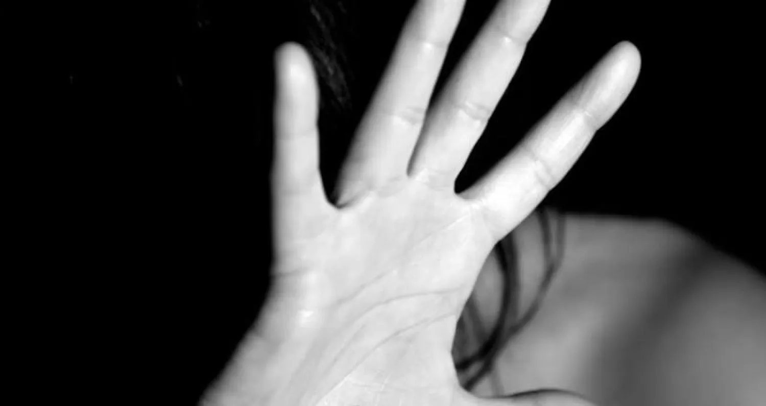 شابة أردنية تتهم طبيبا شهيرا بتخديرها واغتصابها والفرار من البلاد