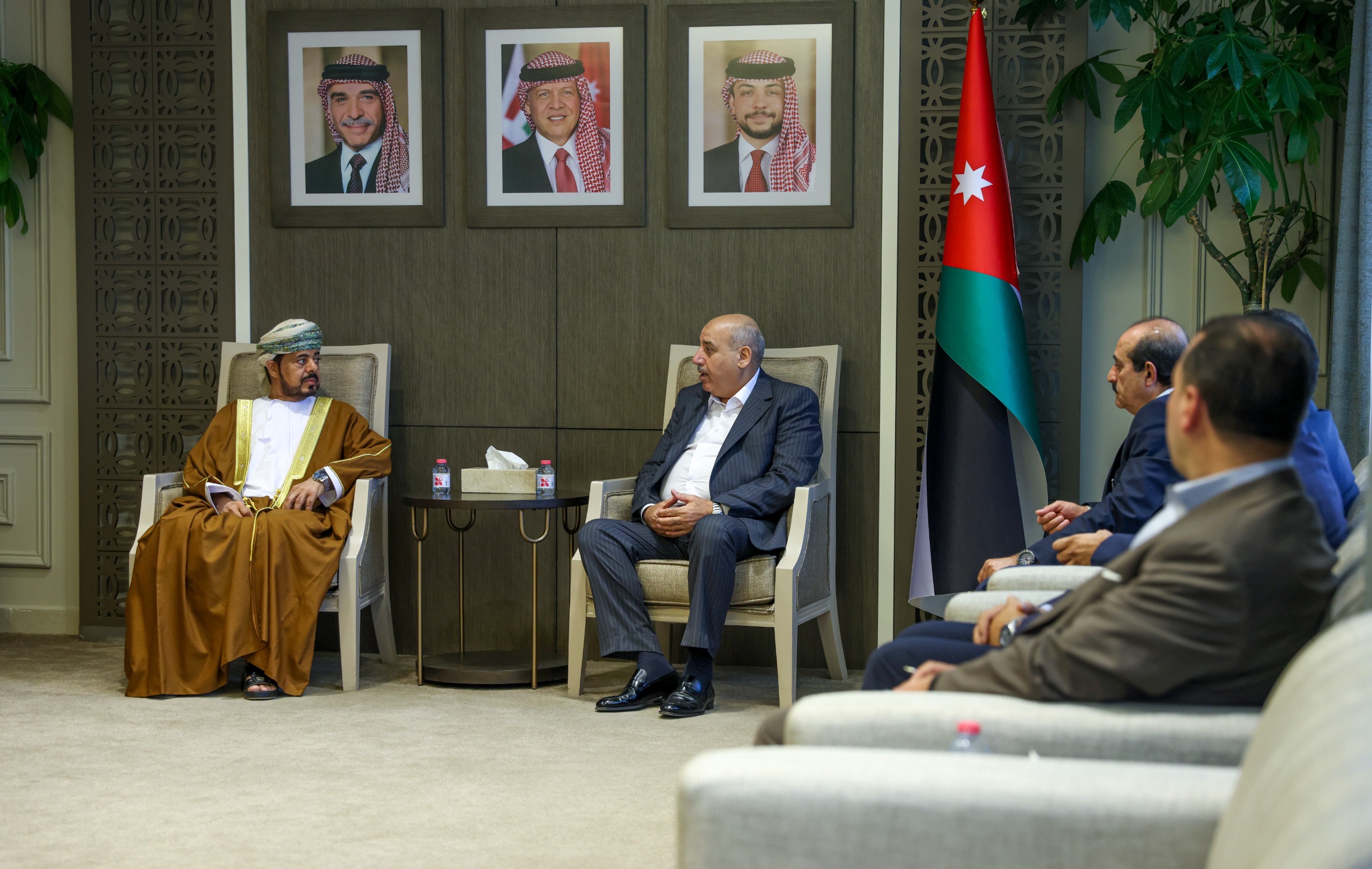 صورة حول : القاضي يلتقي رئيس وأعضاء اللجنة القانونية في مجلس الدولة العُماني القاضي يلتقي رئيس وأعضاء اللجنة القانونية في مجلس الدولة العُماني
