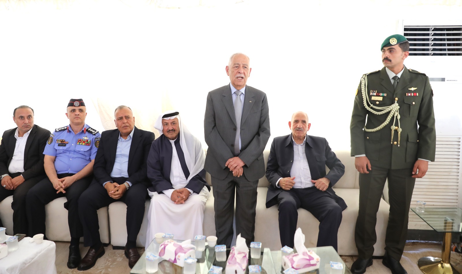 صورة حول : مندوبا عن الملك وولي العهد.. العيسوي يعزي المعايعة وعكروش مندوبا عن الملك وولي العهد.. العيسوي يعزي المعايعة وعكروش