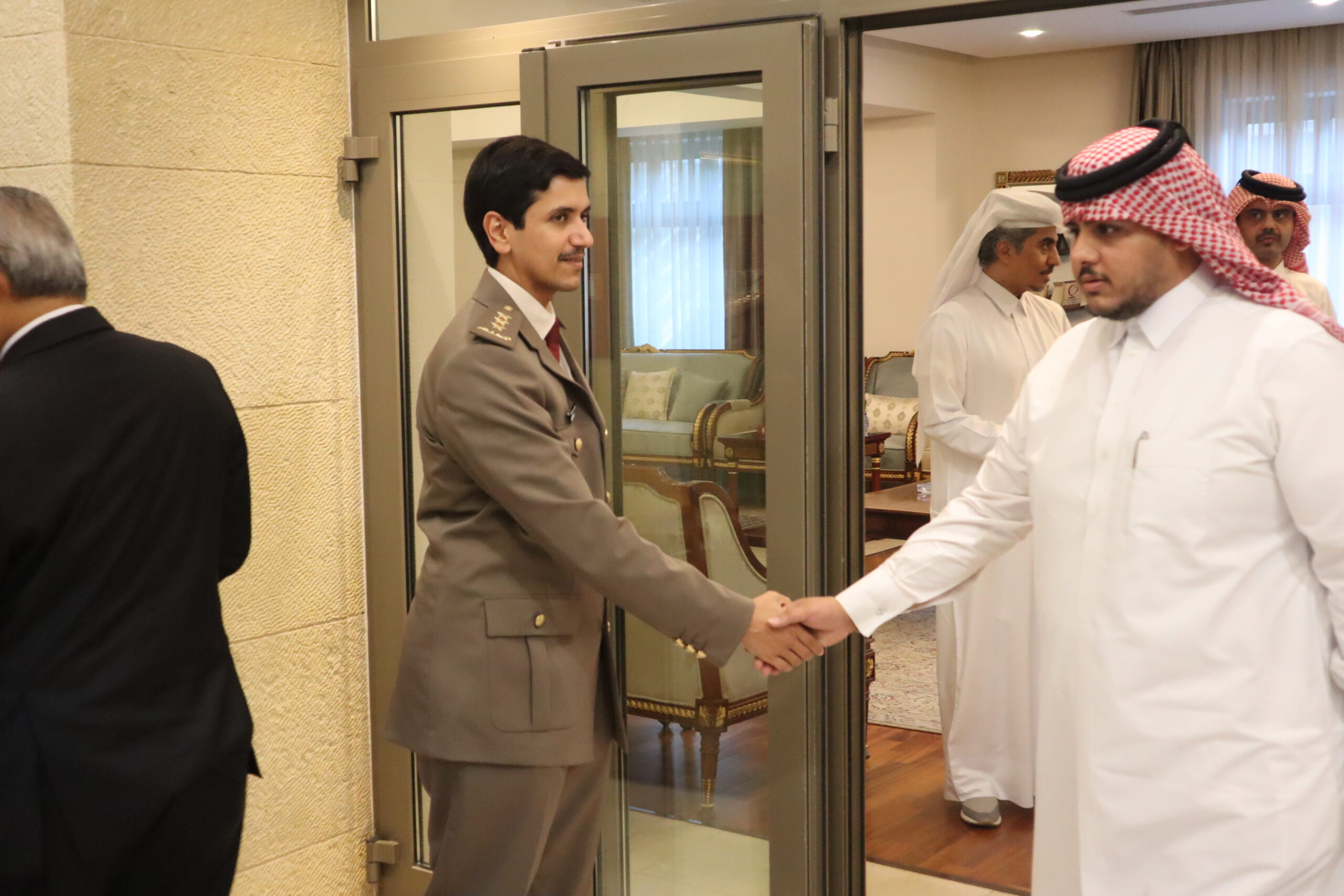 سفارة قطر في الأردن تستقبل المعزين بوفاة الأمير الوالد الشيخ حمد بن خليفة آل ثاني