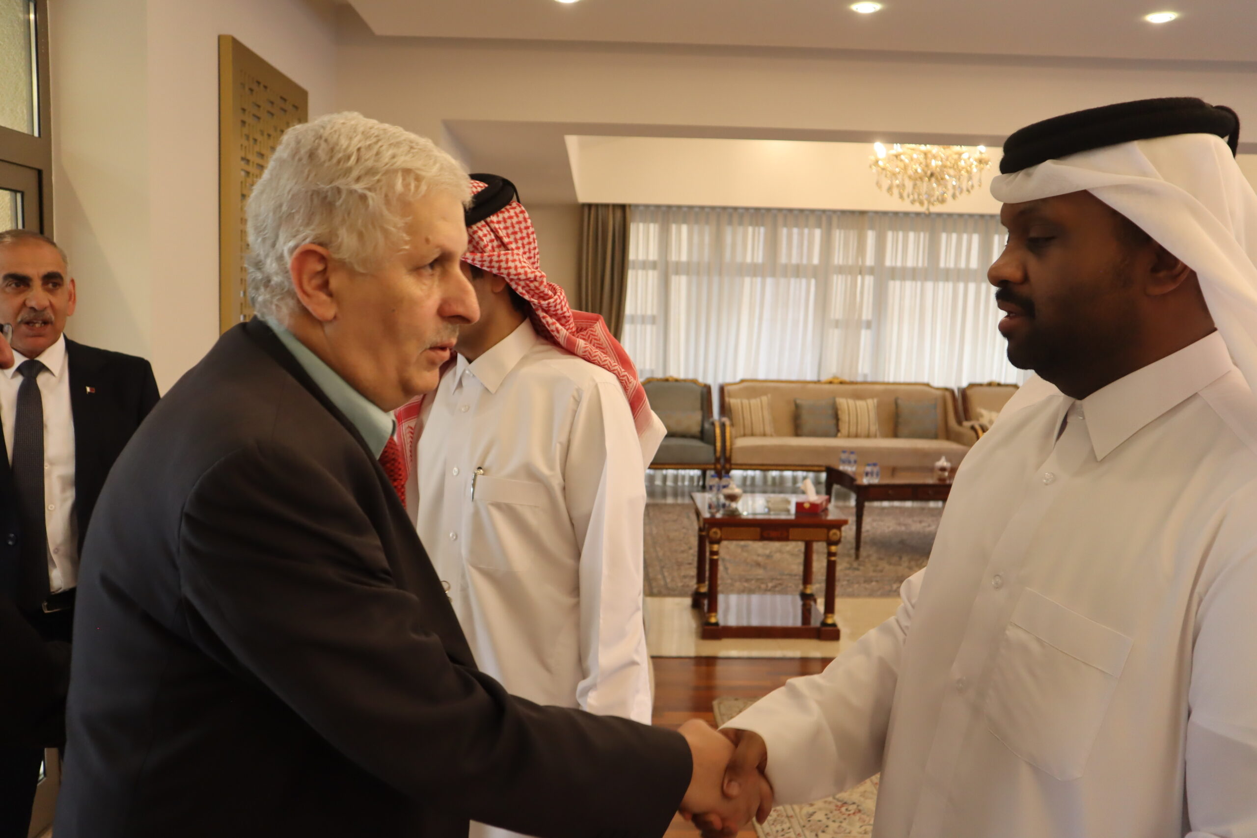سفارة قطر في الأردن تستقبل المعزين بوفاة الأمير الوالد الشيخ حمد بن خليفة آل ثاني