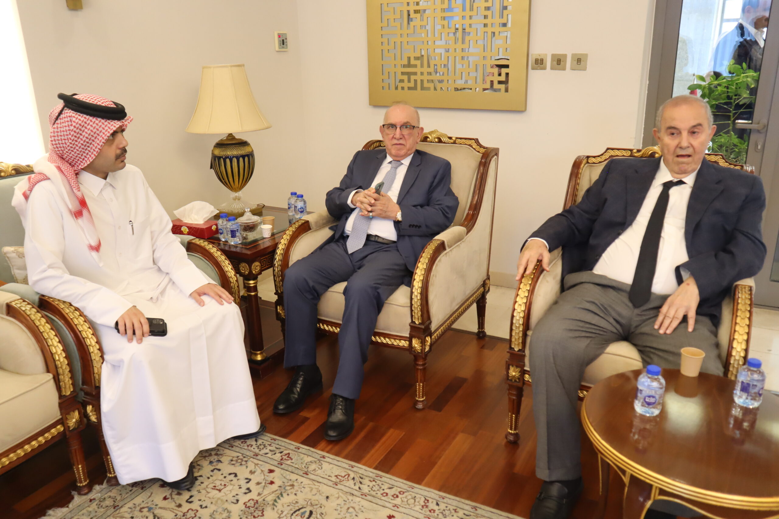 سفارة قطر في الأردن تستقبل المعزين بوفاة الأمير الوالد الشيخ حمد بن خليفة آل ثاني