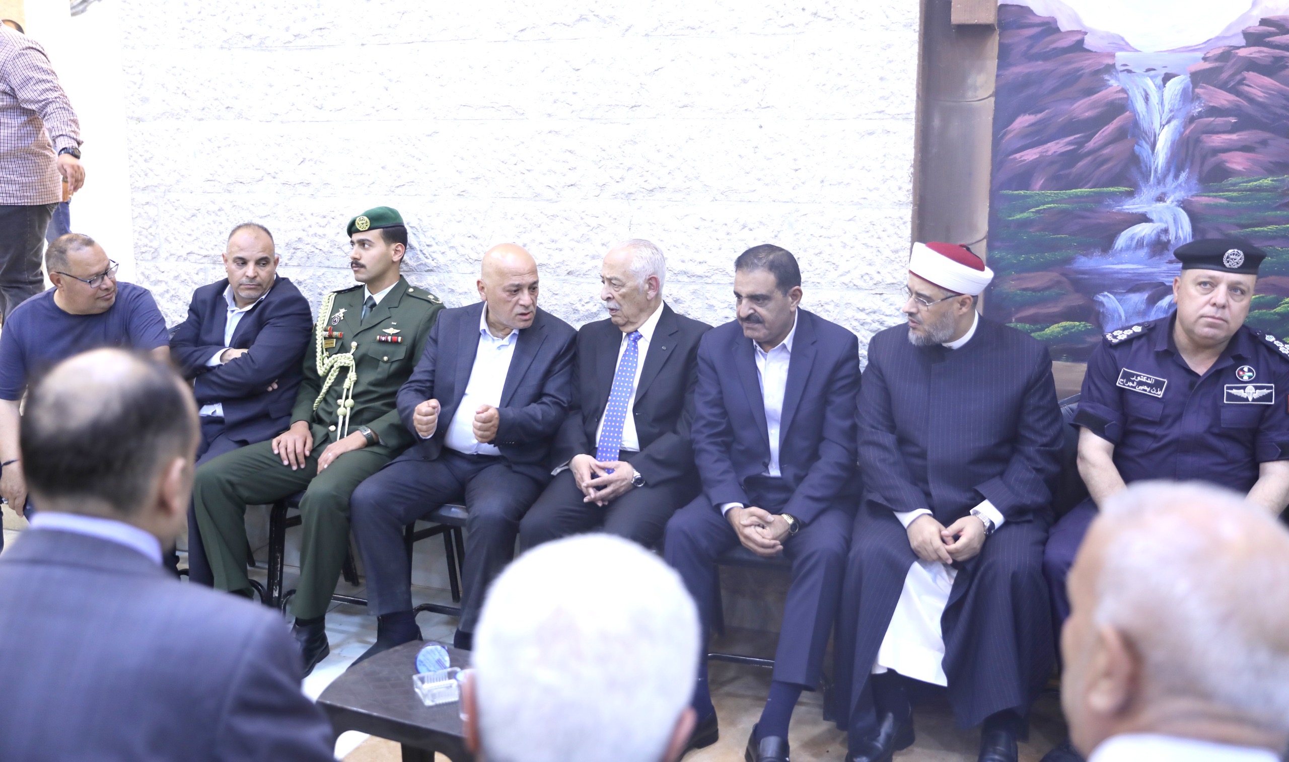 مندوبا عن الملك وولي العهد.. العيسوي يعزي أبو عيد وشختور