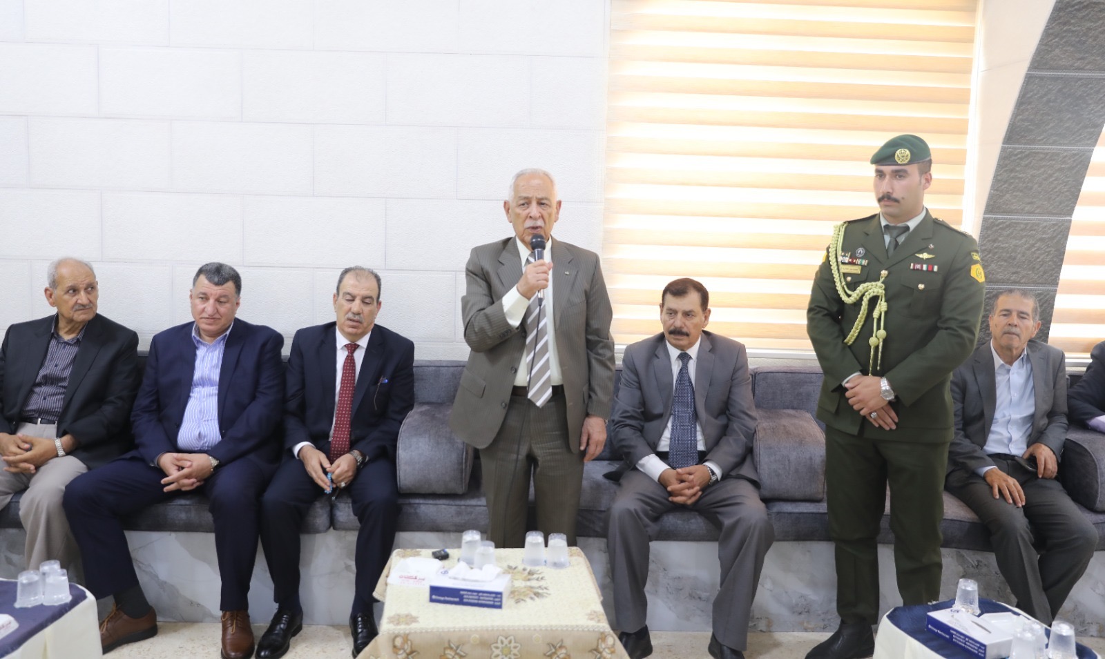 صورة حول : مندوبا عن الملك وولي العهد.. العيسوي يعزي بوفاة موظف الملكية معاذ عبيدات مندوبا عن الملك وولي العهد.. العيسوي يعزي بوفاة موظف الملكية معاذ عبيدات
