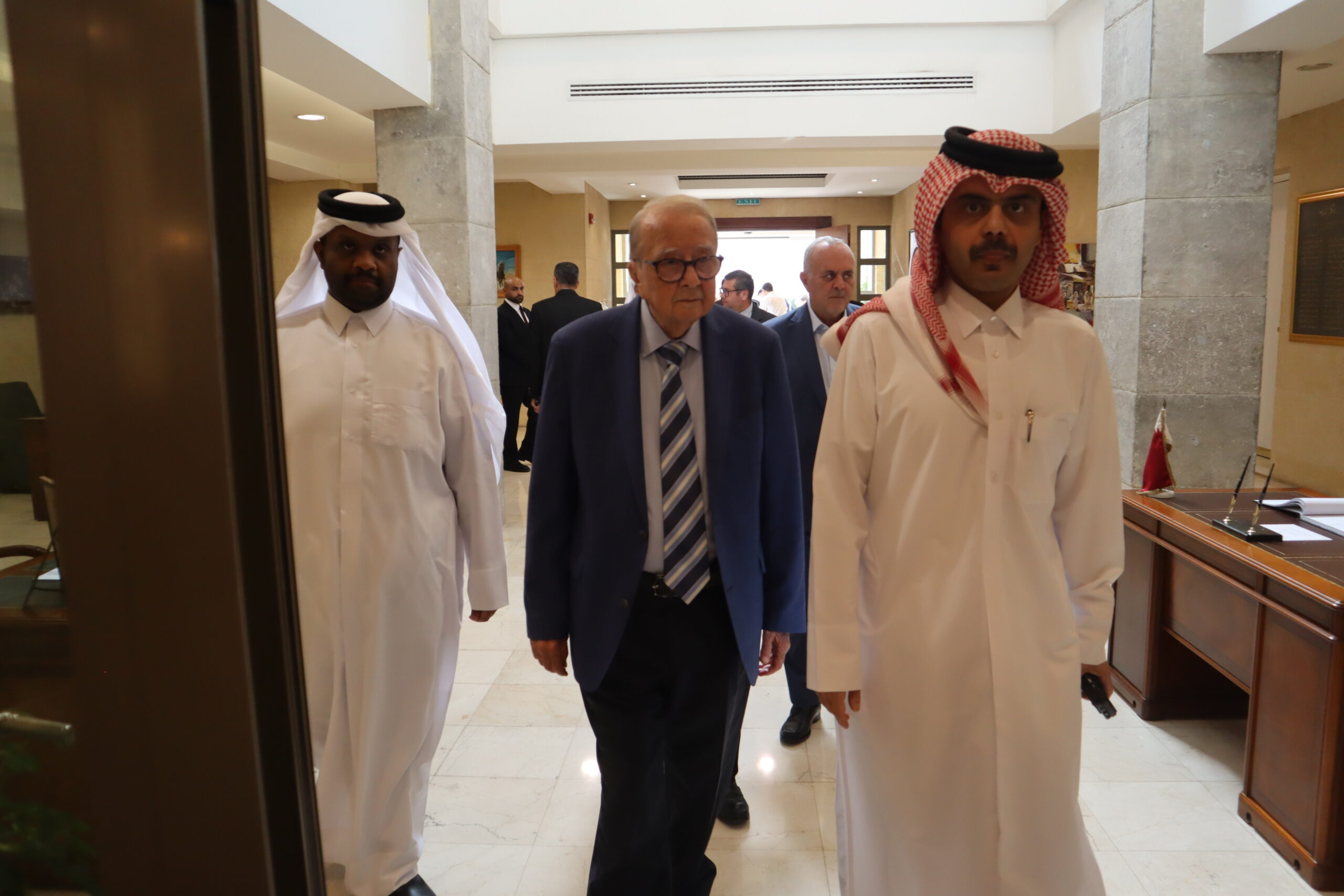 سفارة قطر في الأردن تستقبل المعزين بوفاة الأمير الوالد الشيخ حمد بن خليفة آل ثاني