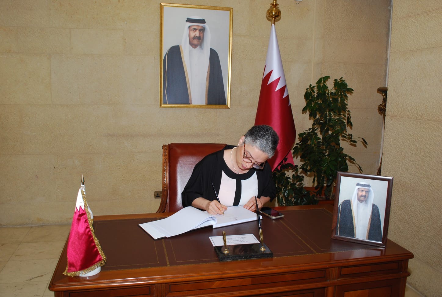 سفارة قطر في الأردن تستقبل المعزين بوفاة الأمير الوالد الشيخ حمد بن خليفة آل ثاني