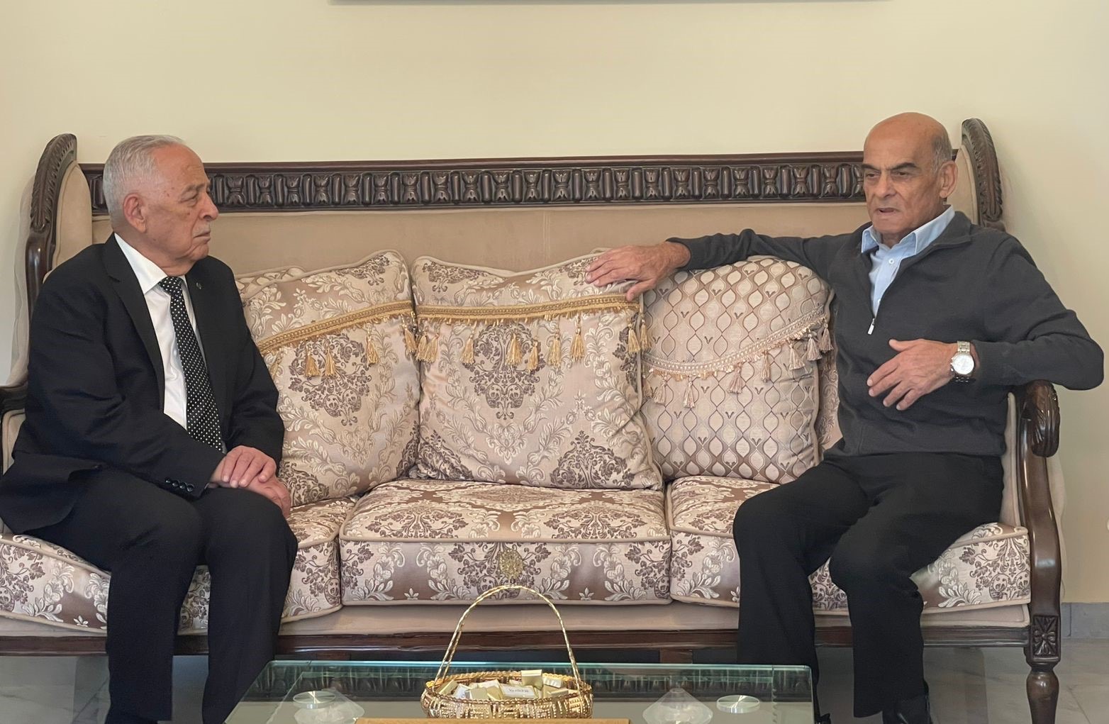 صورة حول : العيسوي ينقل تمنيات الملك وولي العهد بالشفاء العاجل للواء المتقاعد العلاف والدكتور النعيرات العيسوي ينقل تمنيات الملك وولي العهد بالشفاء العاجل للواء المتقاعد العلاف والدكتور النعيرات
