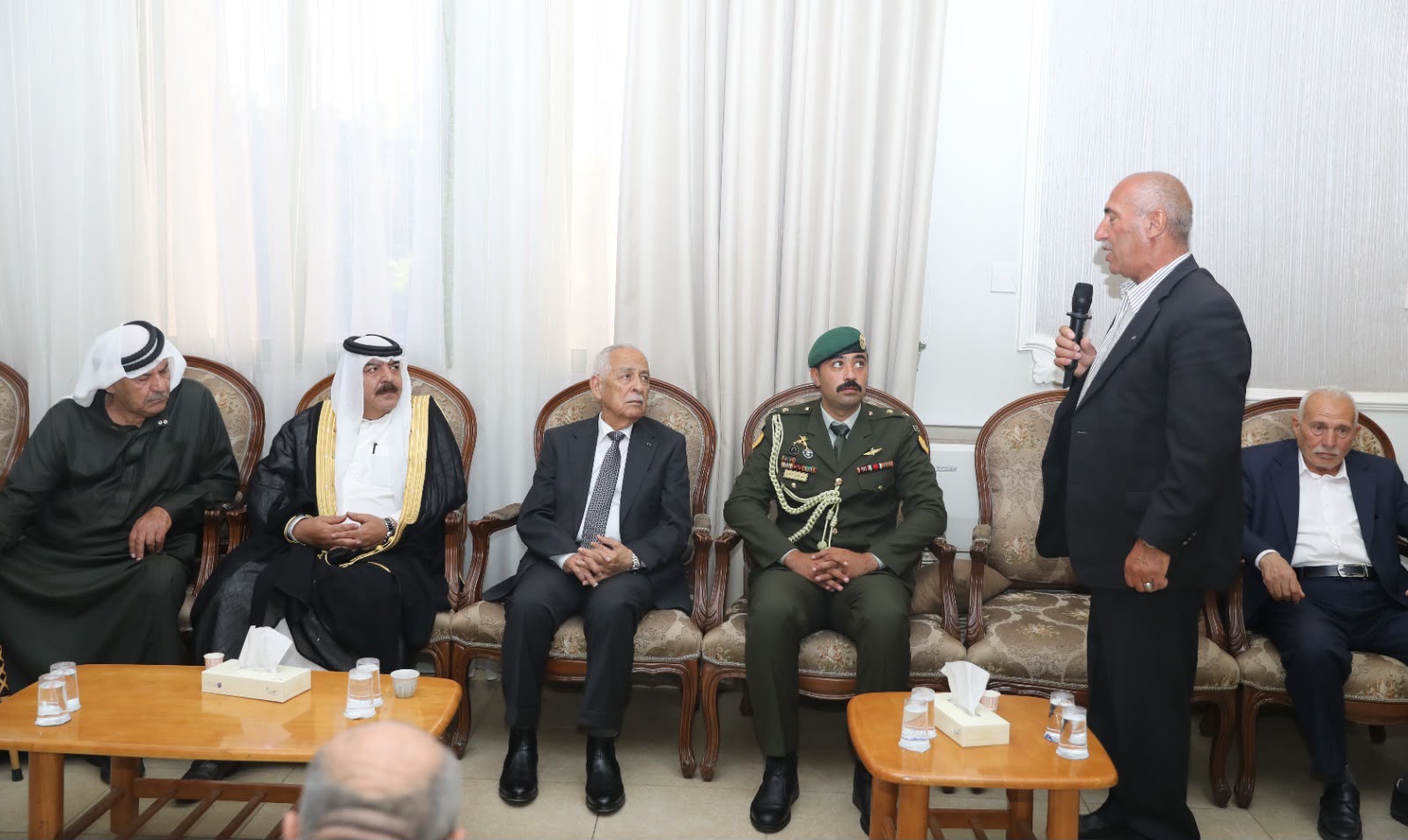 مندوبا عن الملك وولي العهد.. العيسوي يعزي عشائر حتر والهويدي والطراونة