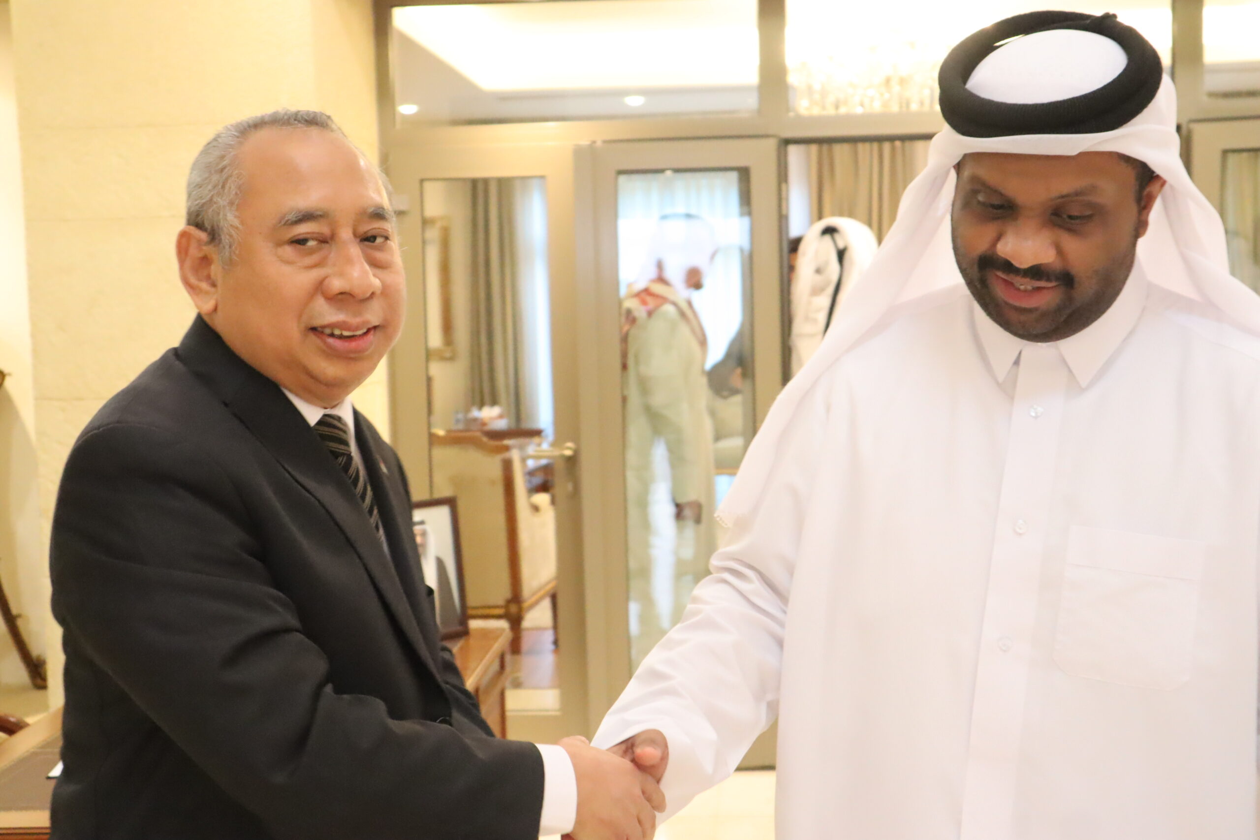 سفارة قطر في الأردن تستقبل المعزين بوفاة الأمير الوالد الشيخ حمد بن خليفة آل ثاني