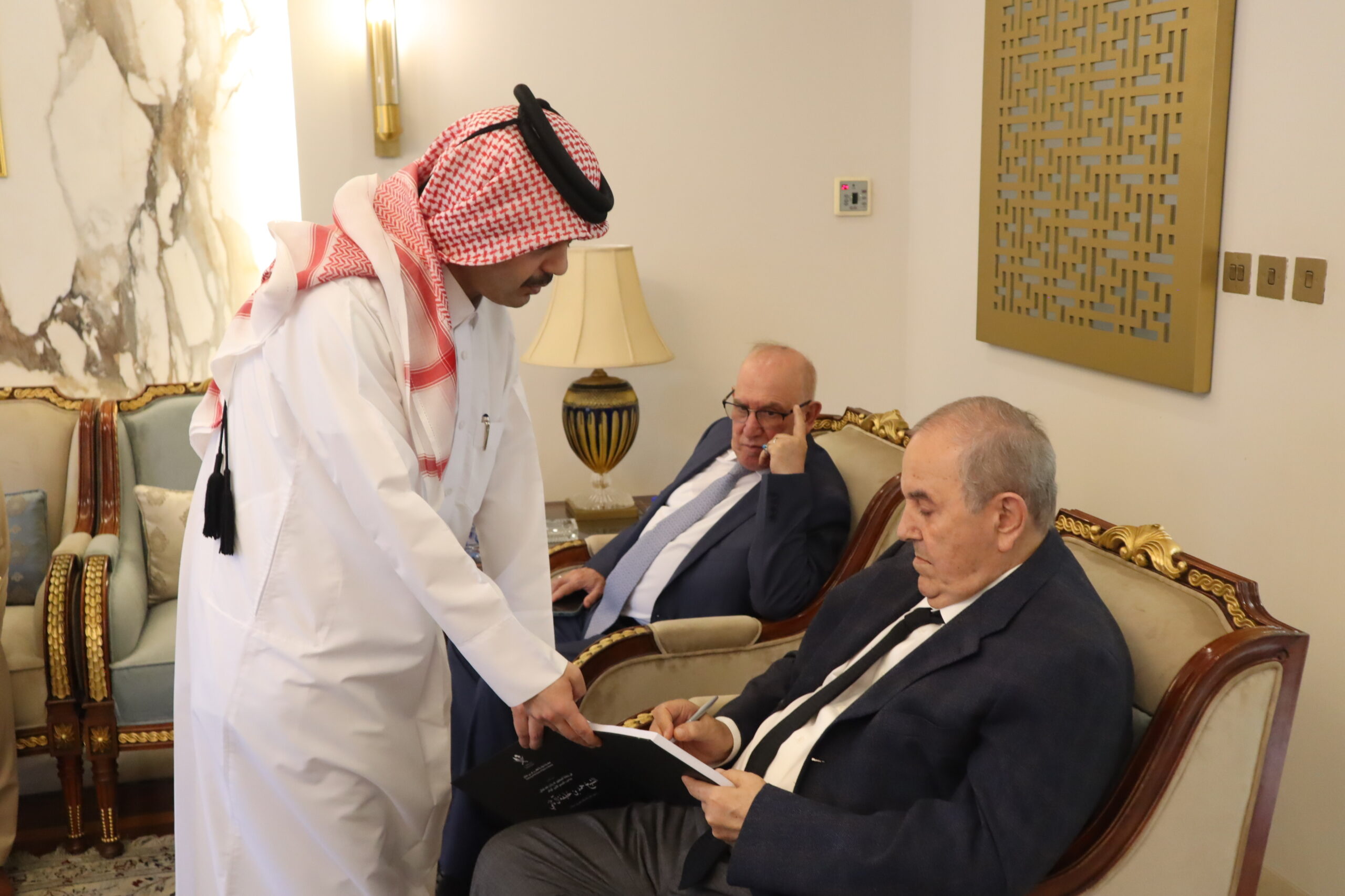سفارة قطر في الأردن تستقبل المعزين بوفاة الأمير الوالد الشيخ حمد بن خليفة آل ثاني
