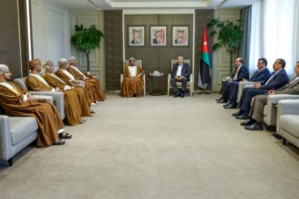 القاضي يلتقي رئيس وأعضاء اللجنة القانونية في مجلس الدولة العُماني