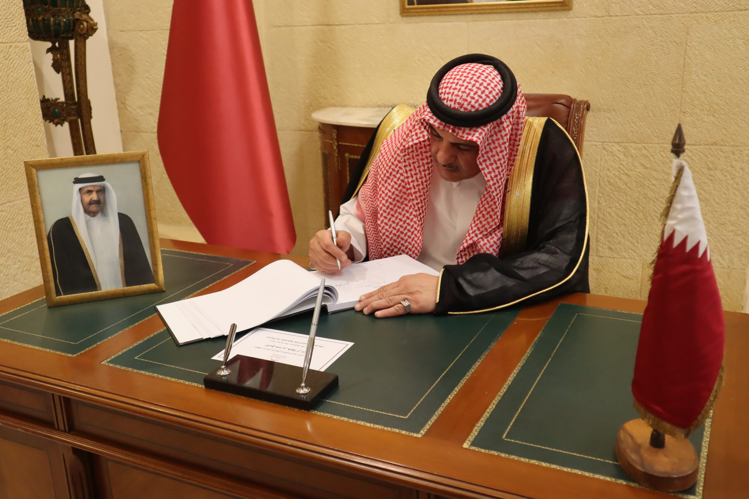 سفارة قطر في الأردن تستقبل المعزين بوفاة الأمير الوالد الشيخ حمد بن خليفة آل ثاني