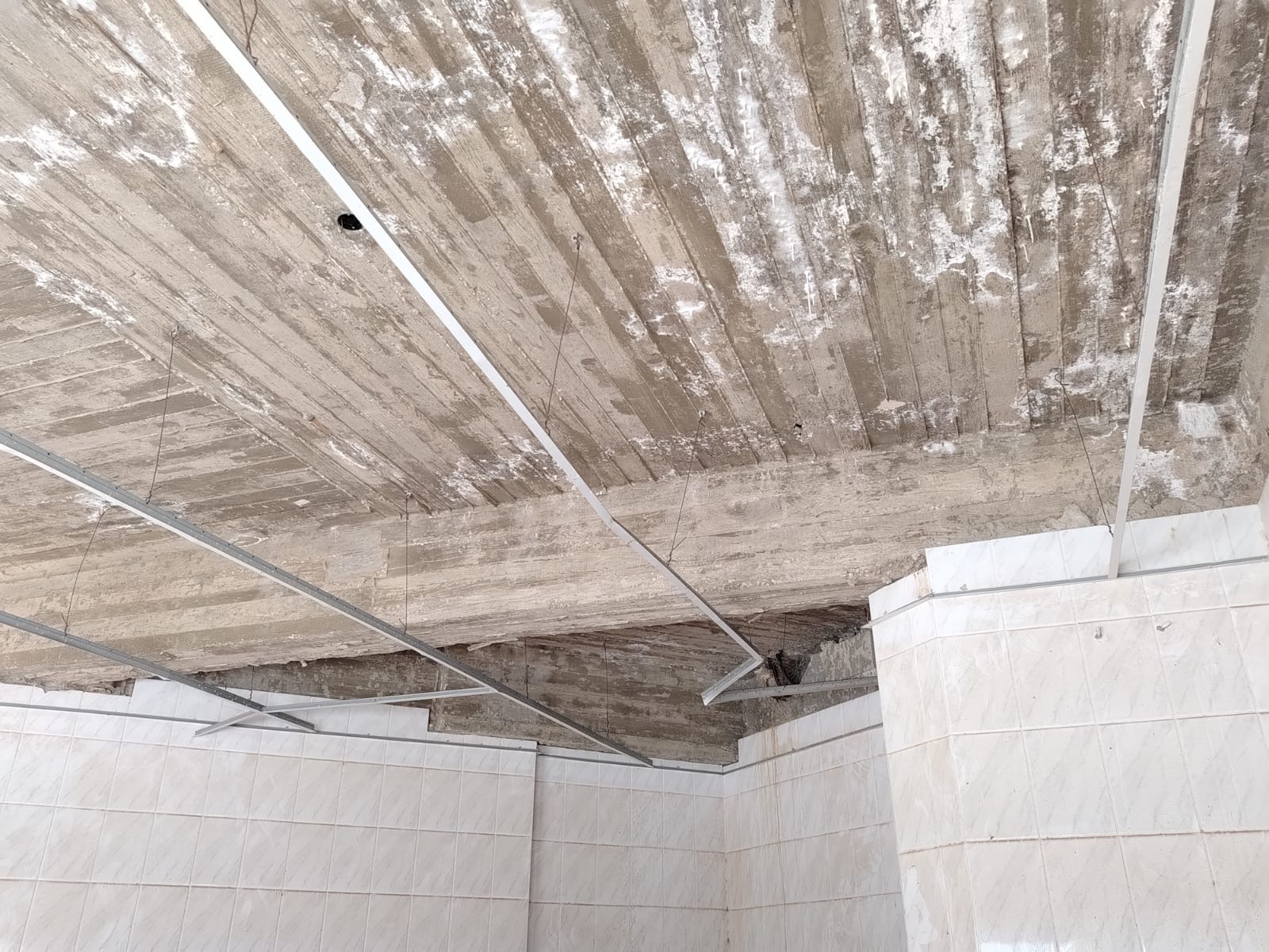 شكوى من تحول مسجد مهجور شرق مطار الملكة علياء إلى بؤرة للعبث والمخالفات.. ومناشدة للأوقاف للتدخل