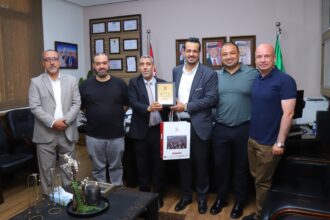 جامعة البترا تكرم خريجها الدكتور محمد العجارمة تقديرًا لإسهاماته الوطنية