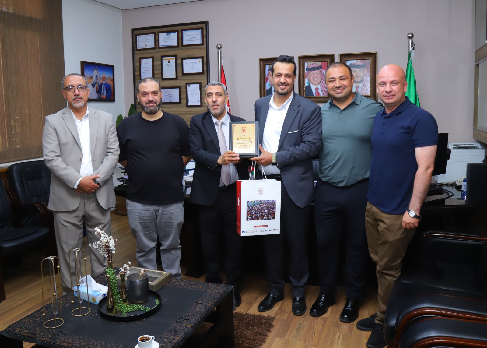 صورة حول : جامعة البترا تكرم خريجها الدكتور محمد العجارمة تقديرًا لإسهاماته الوطنية جامعة البترا تكرم خريجها الدكتور محمد العجارمة تقديرًا لإسهاماته الوطنية