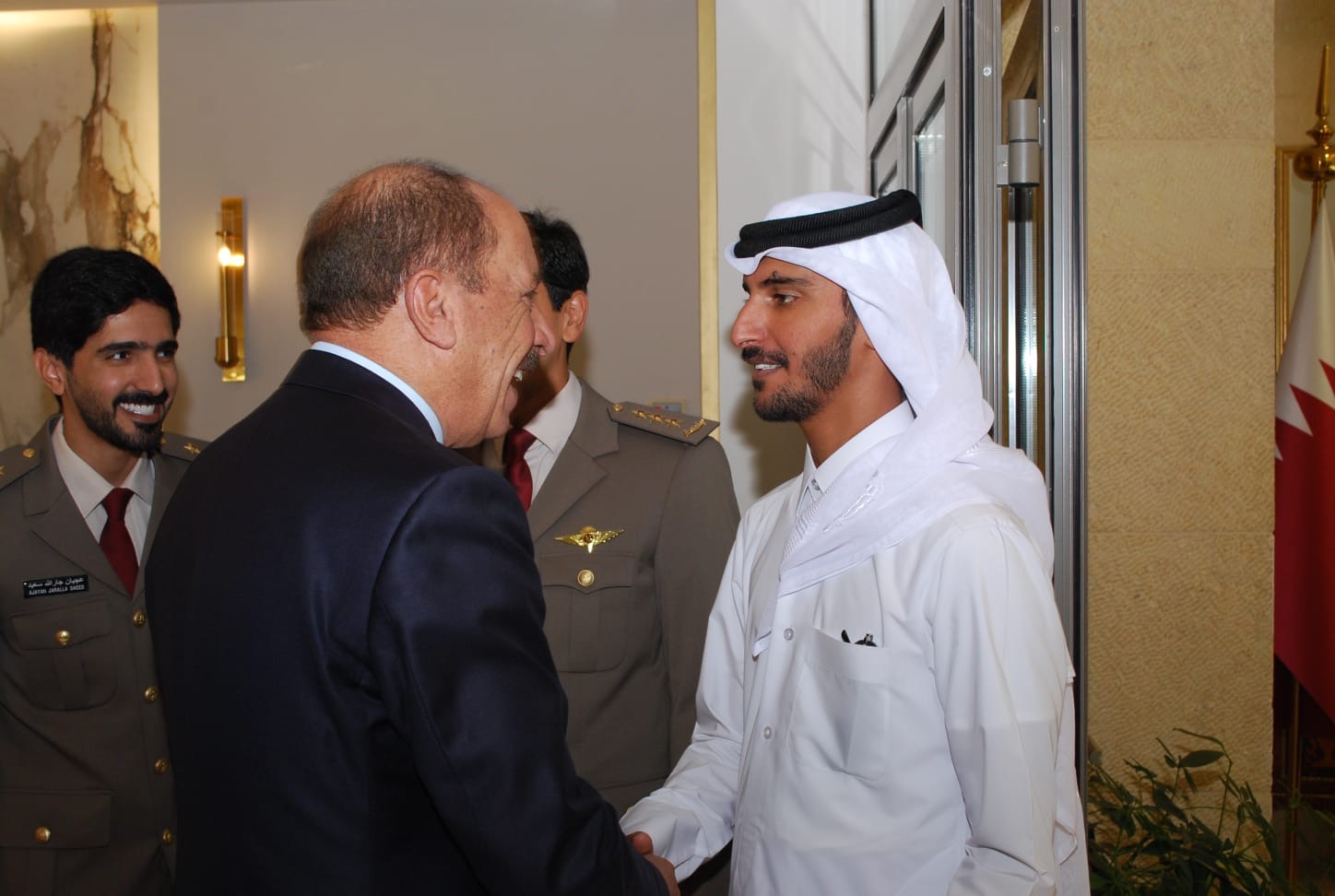 سفارة قطر في الأردن تستقبل المعزين بوفاة الأمير الوالد الشيخ حمد بن خليفة آل ثاني